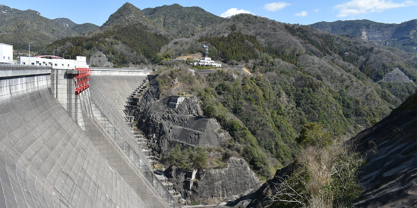 弥栄ダムは中国地方最大規模。観光資源として親しまれています