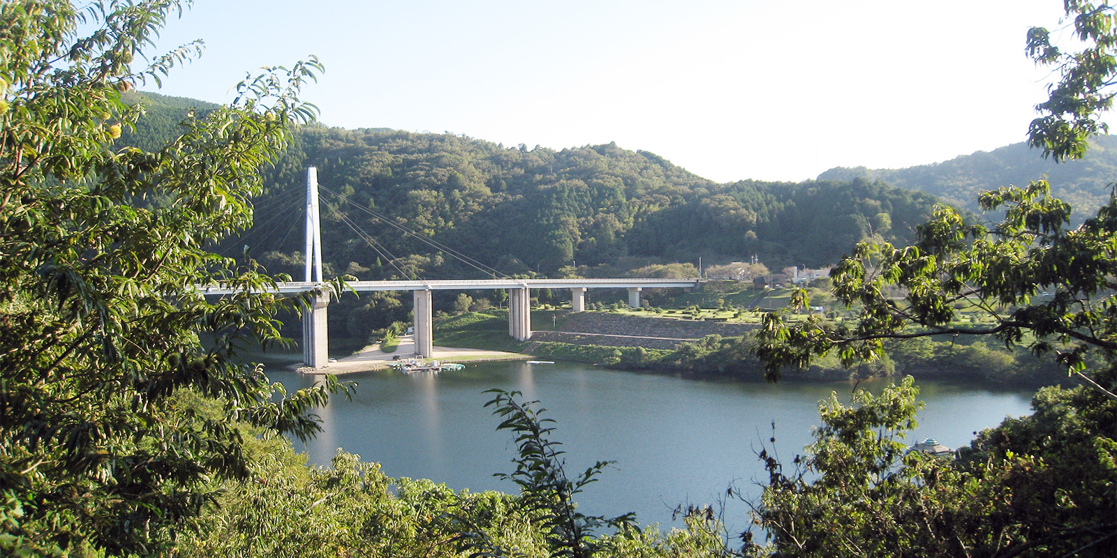 山口県と広島県の県境にかかる弥栄大橋は、地元のシンボルです
